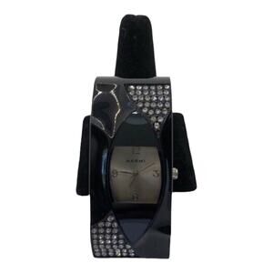 Vintage Narmi Black Fashion Circle Style Snap Closure Sleek Sophisticated Watch